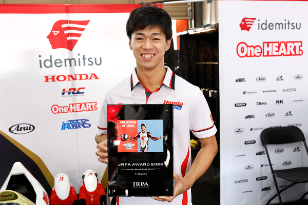 JRPAアワード特別賞の小椋選手に盾の贈呈を行いました