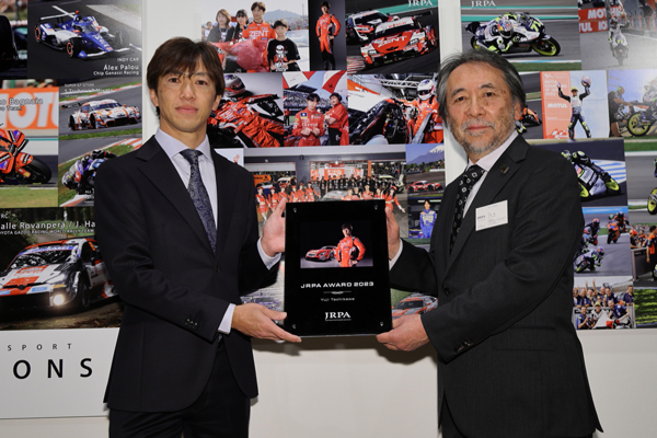 JRPA AWARD 2023 大賞 立川祐路選手（左）とJRPA小林稔会長（右）