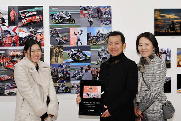 JRPA AWARD 2023 特別賞 佐々木歩夢選手。記念盾を持つご家族（ご本人は欧州に滞在中のため）