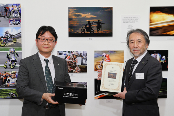 二輪部門グランプリ賞品  キヤノン EOS R10 RF-S18-150 IS STM レンズキット キヤノンマーケティングジャパン株式会社カメラ統括本部長吉田雅彦さま（左）とJRPA小林会長（右）