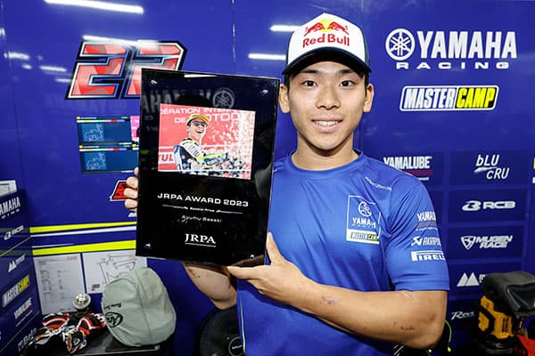 JRPAアワード2023特別賞・佐々木歩夢選手に盾の贈呈を行いました