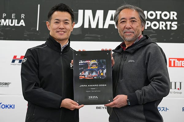 JRPA AWARD 2024 大賞 山本尚貴選手(左)とJRPA会長小林稔(右)